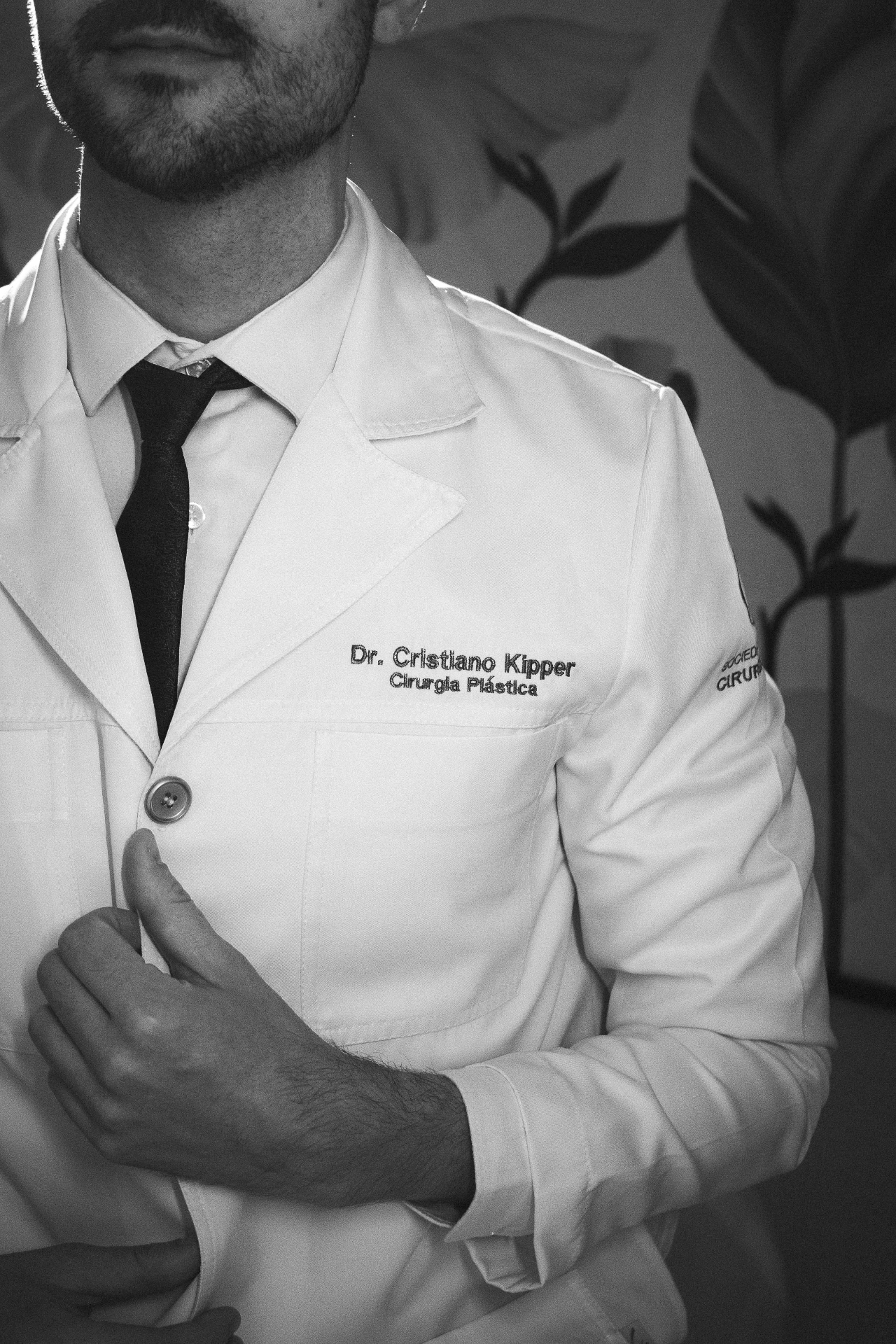 Retrato em preto e branco do Dr. Cristiano Kipper de jaleco